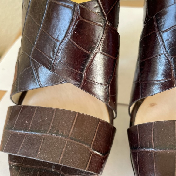 Michael kors croc print brown chunky heel with gold trimming - Picture 2 of 8